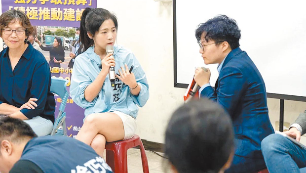 吴静怡(右)以复盛里里民身份出席国民党“立委”徐巧芯(中)举办的反罢免政策说明会。 吴静怡(右)以复盛里里民身份出席国民党“立委”徐巧芯(中)举办的反罢免政策说明会。