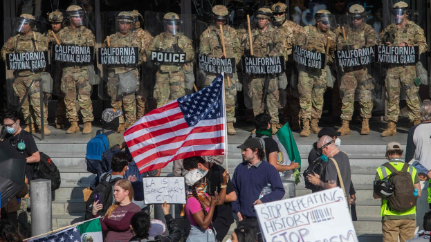 在洛杉矶联邦政府大楼外,国民警卫队与示威者对峙。法新社 在洛杉矶联邦政府大楼外,国民警卫队与示威者对峙。法新社