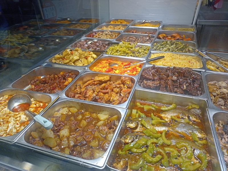 顾客可无限享用餸菜及白饭。 顾客可无限享用餸菜及白饭。