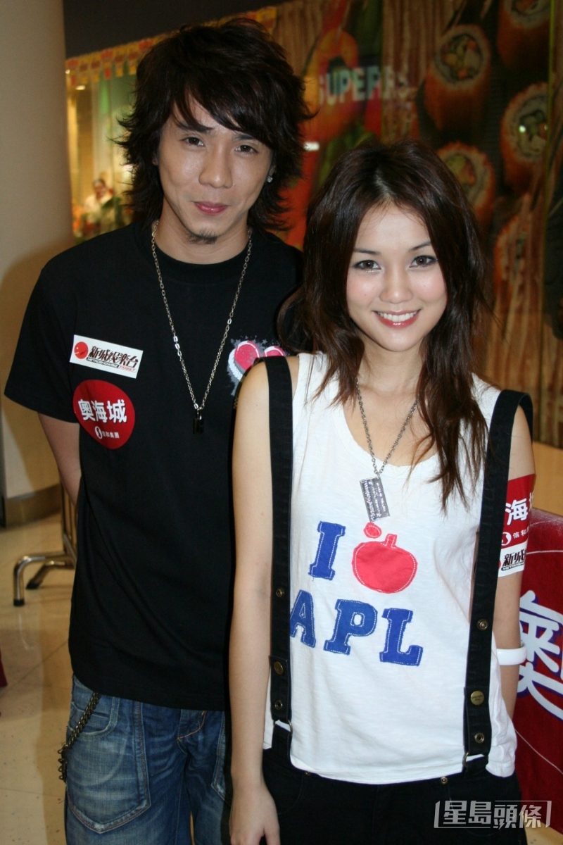 2007年谢安琪与张继聪结婚,两人育有一子一女。 2007年谢安琪与张继聪结婚,两人育有一子一女。