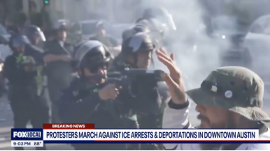 当地时间9日,奥斯汀爆发抗议活动,警方与示威者发生冲突。图源:福克斯新闻网 当地时间9日,奥斯汀爆发抗议活动,警方与示威者发生冲突。图源:福克斯新闻网