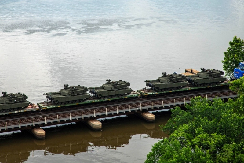 M1艾布拉姆斯坦克抵达华府参与阅兵。路透社 M1艾布拉姆斯坦克抵达华府参与阅兵。路透社