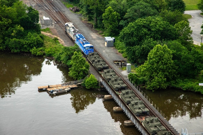 坦克车队缓缓抵达华府。路透社 坦克车队缓缓抵达华府。路透社