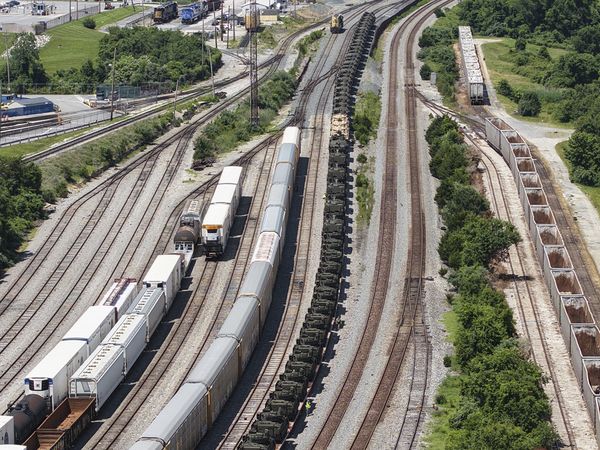 坦克车队已经移动超过2000公里抵达华盛顿特区。美联社 坦克车队已经移动超过2000公里抵达华盛顿特区。美联社