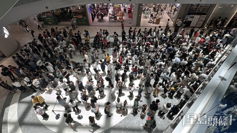 现场约有300人排队。 刘汉权摄 现场约有300人排队。 刘汉权摄