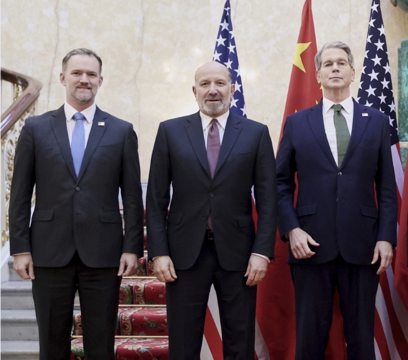 中美贸易谈判美方主要代表:财政部长贝森特(右一)、贸易代表葛里尔(左一)和商务部长卢特尼克(中)。 中美贸易谈判美方主要代表:财政部长贝森特(右一)、贸易代表葛里尔(左一)和商务部长卢特尼克(中)。