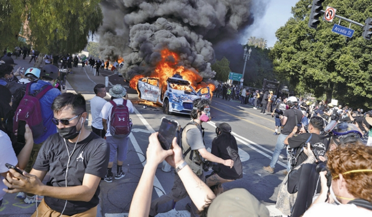 汽车被燃烧 汽车被燃烧