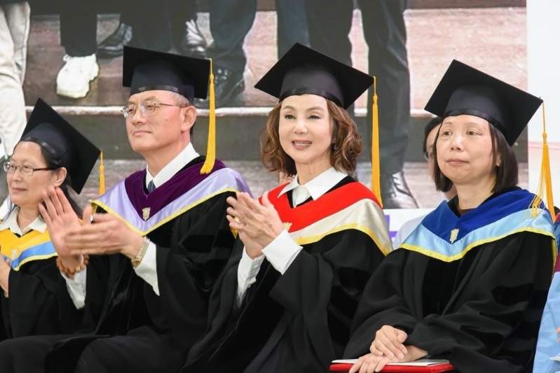 谢玲玲获表扬多年来于演艺、教育推广、企业经营与社会公益等面向的贡献。 谢玲玲获表扬多年来于演艺、教育推广、企业经营与社会公益等面向的贡献。