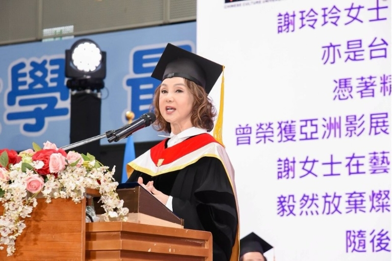 谢玲玲在台上分享心路历程。 谢玲玲在台上分享心路历程。