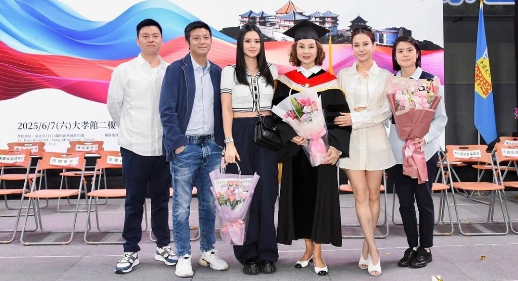 谢玲玲的五名仔女同赴台湾见证妈妈获颁名誉博士殊荣。 谢玲玲的五名仔女同赴台湾见证妈妈获颁名誉博士殊荣。