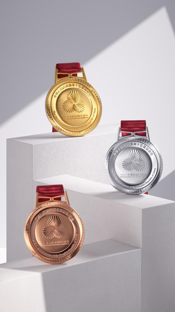 奖牌外边设计的三组水圆以莫比乌斯形环呈现,代表生生不息的连接与无限可能。 奖牌外边设计的三组水圆以莫比乌斯形环呈现,代表生生不息的连接与无限可能。