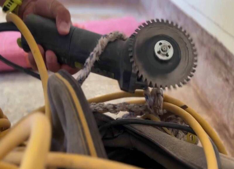 装修工使用的电动圆盘切割器。 装修工使用的电动圆盘切割器。