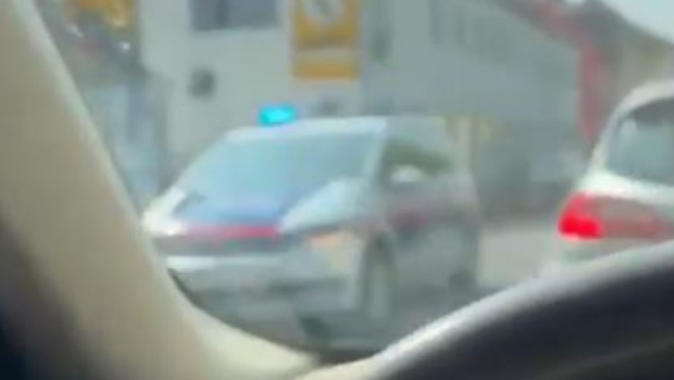 事发后大批警车赶往现场。 事发后大批警车赶往现场。