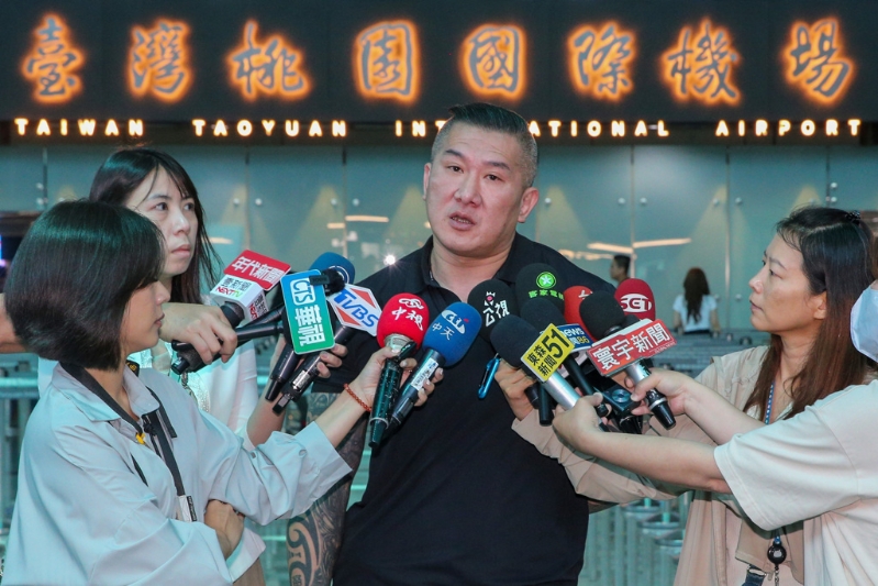 “馆长”10日下午自桃园国际机场启程前往大陆旅游观光,预计15日返台。图为临行前接受媒体联访。 “馆长”10日下午自桃园国际机场启程前往大陆旅游观光,预计15日返台。图为临行前接受媒体联访。