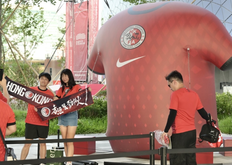 球迷与巨型港队波衫打卡。 球迷与巨型港队波衫打卡。