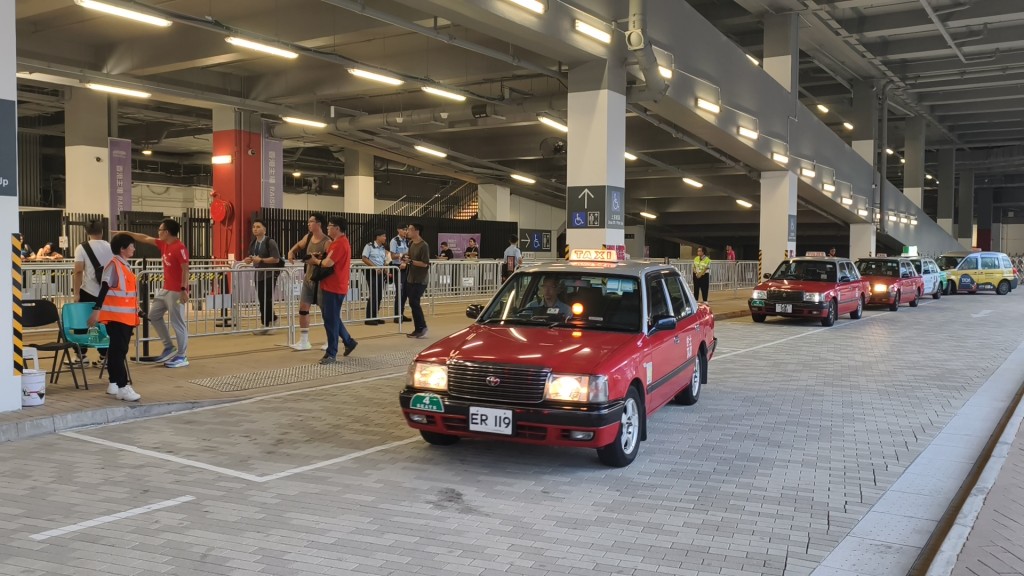 启德主场馆的士上落客区位于H闸外地面。 启德主场馆的士上落客区位于H闸外地面。