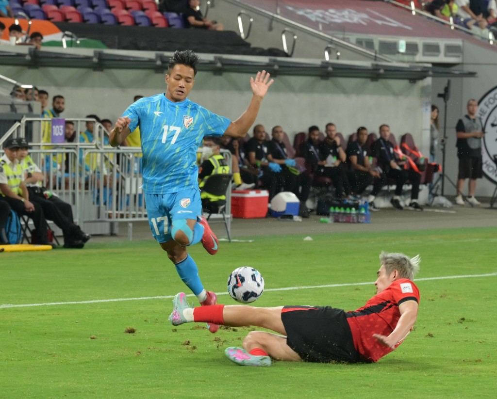 印度球员(左)于边线硬闯 印度球员(左)于边线硬闯