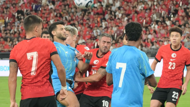 双方球员争夺皮球互不相让。 双方球员争夺皮球互不相让。