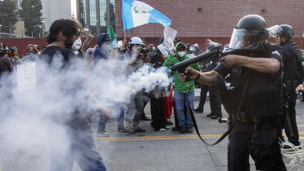 洛杉矶防暴警察向示威者发射非致命武器。 洛杉矶防暴警察向示威者发射非致命武器。