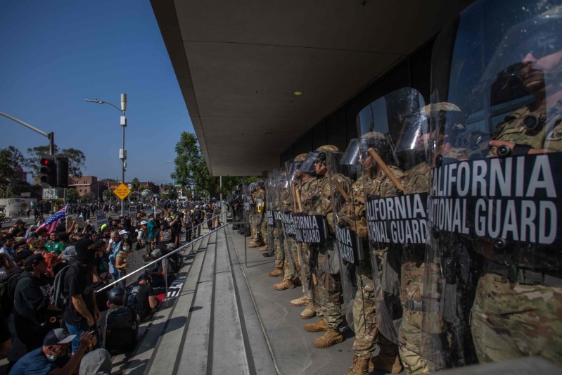 国民警卫队在洛杉矶联邦大楼外防守,与数百名示威者对峙。 法新社 国民警卫队在洛杉矶联邦大楼外防守,与数百名示威者对峙。 法新社