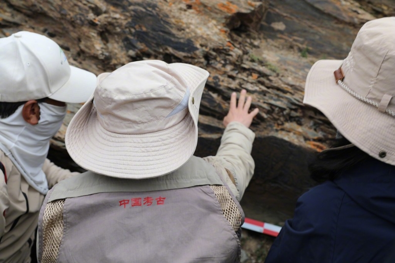 考古人员发现秦始皇派人到昆仑山采药石刻。《光明日报》 考古人员发现秦始皇派人到昆仑山采药石刻。《光明日报》