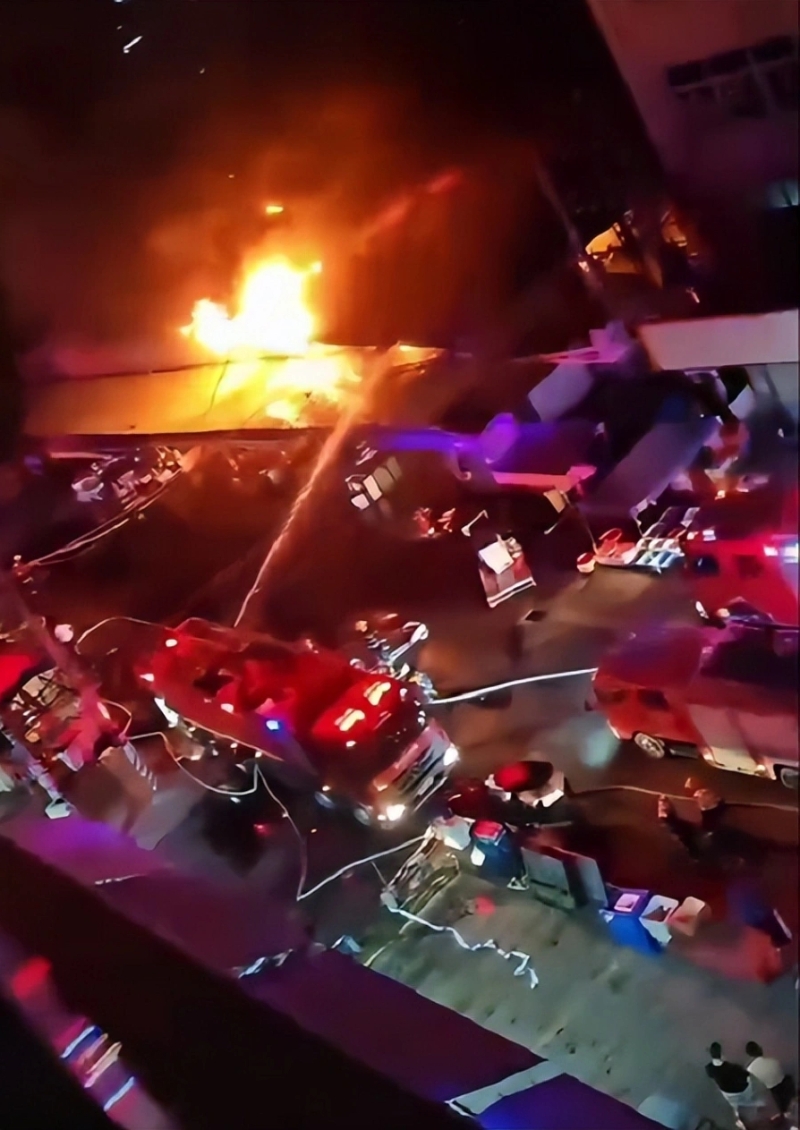 大批消防员到场救援。大风新闻 大批消防员到场救援。大风新闻