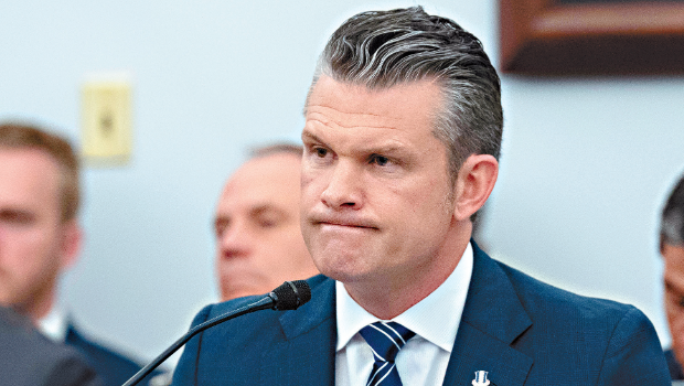 国防部长赫格塞斯10日出席众院拨款委员会属下国防小组的听证会,是就任防长以来首次接受质询,会上遭到议员们严厉拷问,要求就派兵洛杉矶解释。 国防部长赫格塞斯10日出席众院拨款委员会属下国防小组的听证会,是就任防长以来首次接受质询,会上遭到议员们严厉拷问,要求就派兵洛杉矶解释。