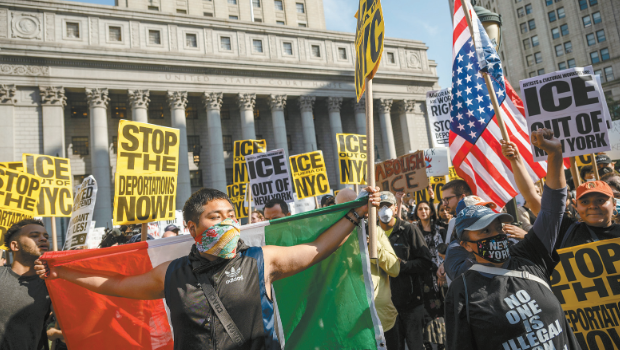 数百名抗议者在曼哈顿下城举行示威。 数百名抗议者在曼哈顿下城举行示威。