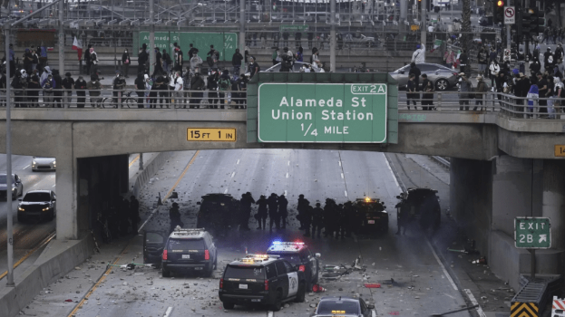 美国洛杉矶上周五起,因联邦执法人员逮捕至少45名违反移民法人士,使示威者与执法人员爆发衝突。美联社 美国洛杉矶上周五起,因联邦执法人员逮捕至少45名违反移民法人士,使示威者与执法人员爆发衝突。美联社