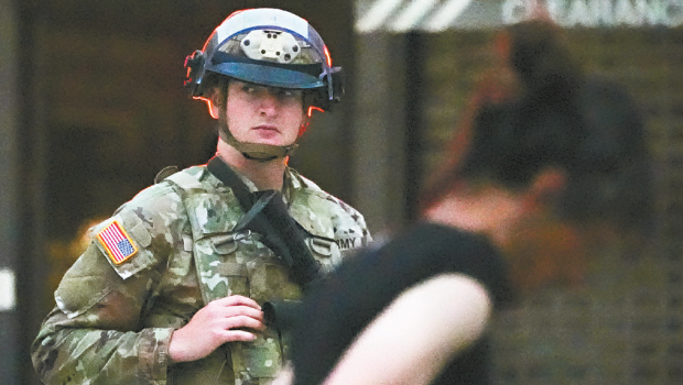 加州国民警卫队守卫洛杉矶市中心的联邦大楼。 加州国民警卫队守卫洛杉矶市中心的联邦大楼。