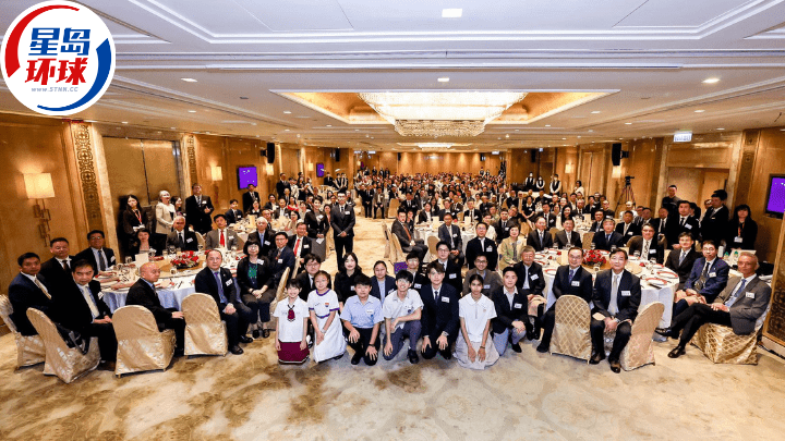 在教评会30周年晚宴上,特首李家超与嘉宾合照。 在教评会30周年晚宴上,特首李家超与嘉宾合照。