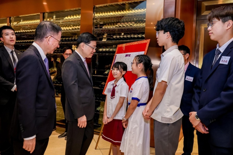 特首李家超出席晚宴前与学生交流。 特首李家超出席晚宴前与学生交流。