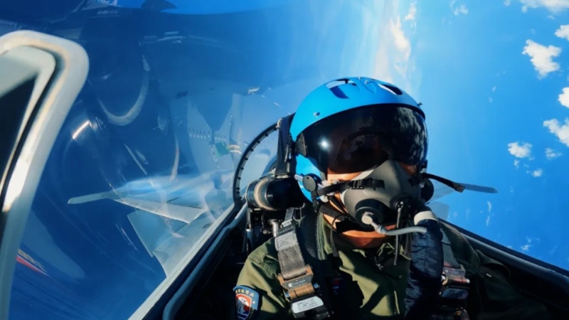 6月上旬,海军航空母舰编队在西太平洋海域进行训练,图为舰载战斗机进行飞行训练。 《人民日报》 6月上旬,海军航空母舰编队在西太平洋海域进行训练,图为舰载战斗机进行飞行训练。 《人民日报》