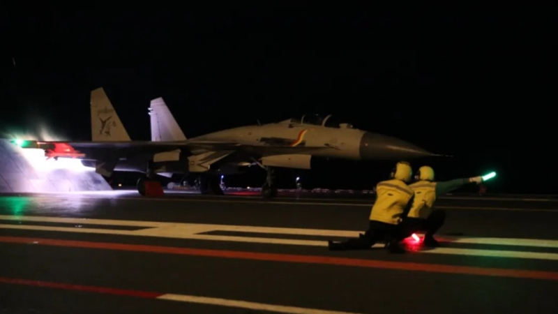 6月上旬,海军航空母舰编队在西太平洋海域进行训练,图为舰载战斗机进行夜间起飞。 《人民日报》 6月上旬,海军航空母舰编队在西太平洋海域进行训练,图为舰载战斗机进行夜间起飞。 《人民日报》