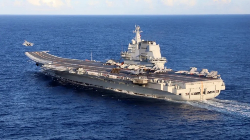 6月上旬,海军航空母舰编队在西太平洋海域进行训练,图为山东舰放飞舰载战斗机。 《人民日报》 6月上旬,海军航空母舰编队在西太平洋海域进行训练,图为山东舰放飞舰载战斗机。 《人民日报》