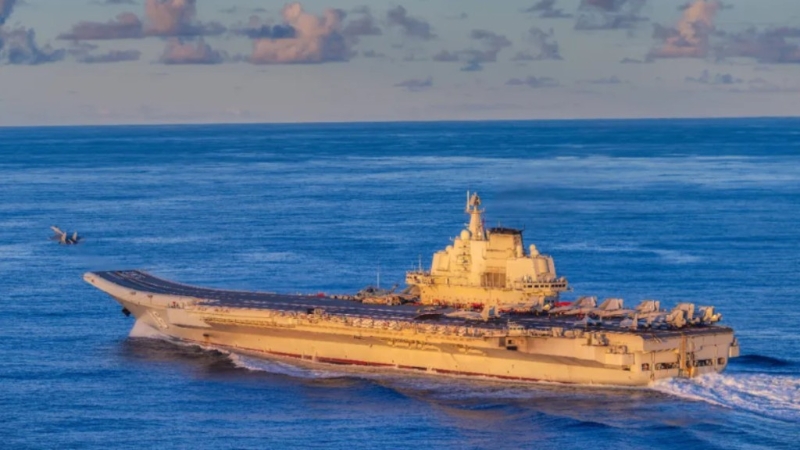 6月上旬,海军航空母舰编队在西太平洋海域进行训练,图为辽宁舰放飞舰载战斗机。 《人民日报》 6月上旬,海军航空母舰编队在西太平洋海域进行训练,图为辽宁舰放飞舰载战斗机。 《人民日报》