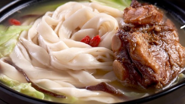 自家制刀削面口感独特,烟韧而有嚼劲。 自家制刀削面口感独特,烟韧而有嚼劲。