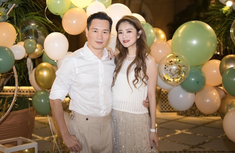 安以轩的富商老公陈荣炼涉洗钱遭判刑,近日传出当年安以轩想动用老公遭封锁的海外账户提告银行,惨遭法院驳回。 安以轩的富商老公陈荣炼涉洗钱遭判刑,近日传出当年安以轩想动用老公遭封锁的海外账户提告银行,惨遭法院驳回。