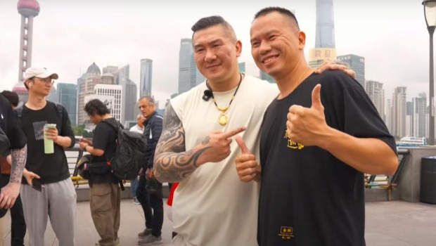 “馆长”逛上海外滩,沿路热情粉丝不断前来合影。 “馆长”逛上海外滩,沿路热情粉丝不断前来合影。