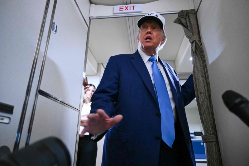 特朗普在空军一号上接受记者访问,表明中国已同意恢复稀土和磁铁输美。 美联社 特朗普在空军一号上接受记者访问,表明中国已同意恢复稀土和磁铁输美。 美联社