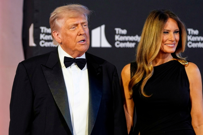 画面为特朗普11日晚间与美国第一夫人梅拉尼娅抵达华府肯尼迪中心,准备观赏《悲惨世界》演出。美联社 画面为特朗普11日晚间与美国第一夫人梅拉尼娅抵达华府肯尼迪中心,准备观赏《悲惨世界》演出。美联社