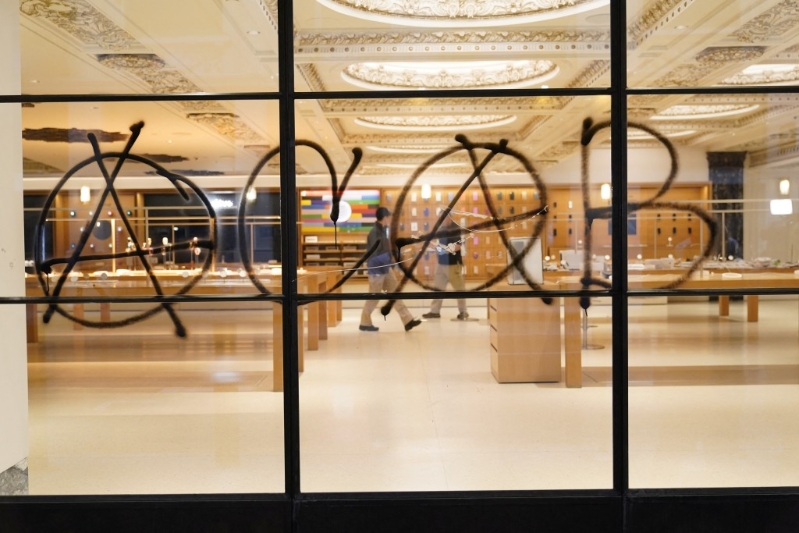 Apple Store遭人涂鸦。 路透社 Apple Store遭人涂鸦。 路透社