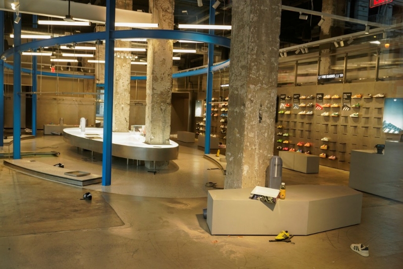 店内的货物被盗去。 路透社 店内的货物被盗去。 路透社