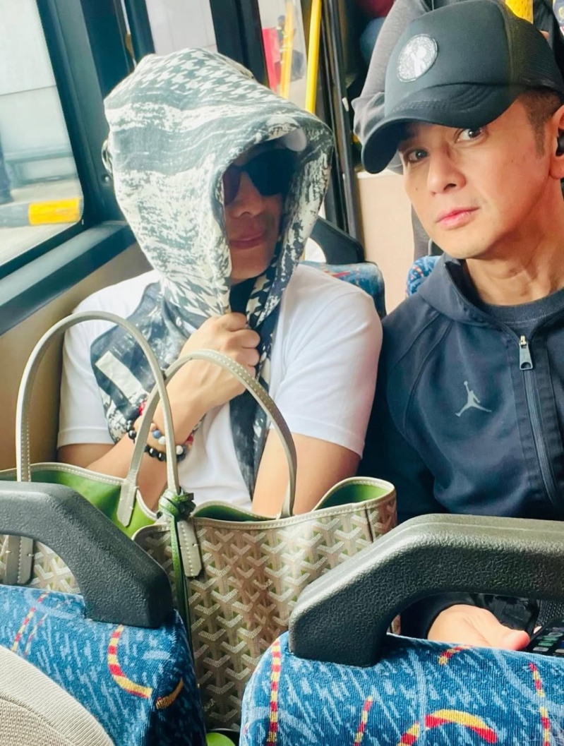 “50亿驸马”吴家乐竟然贴地坐巴士,并巧遇造型致敬GD、似位村姑大妈的梁思浩。 “50亿驸马”吴家乐竟然贴地坐巴士,并巧遇造型致敬GD、似位村姑大妈的梁思浩。