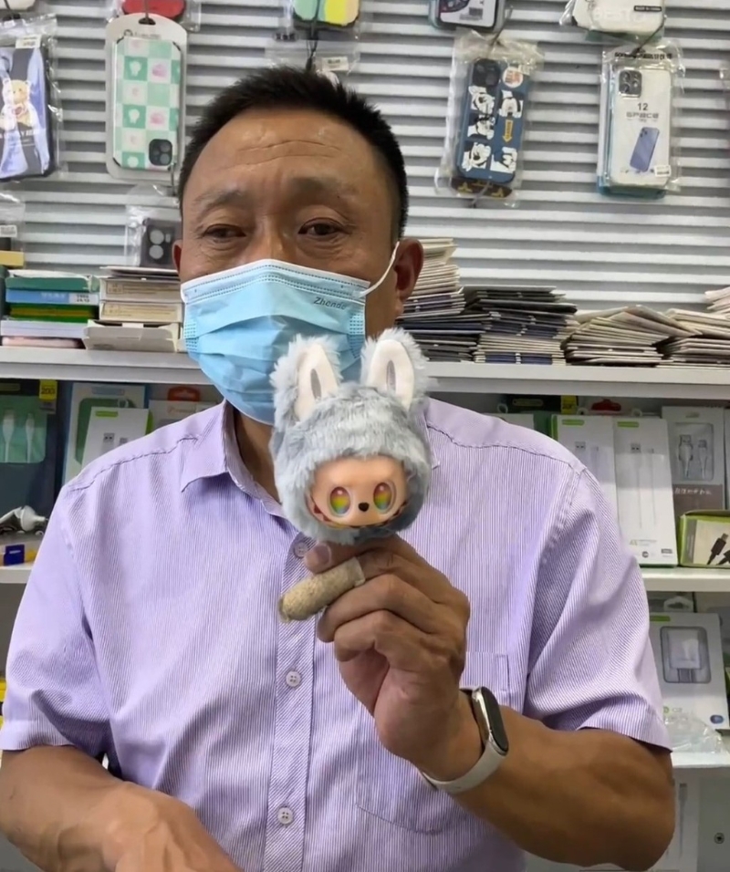 父亲因未能为女儿抢到心仪LABUBU,最终要亲自出马。 抖音@美团骑手0516 父亲因未能为女儿抢到心仪LABUBU,最终要亲自出马。 抖音@美团骑手0516