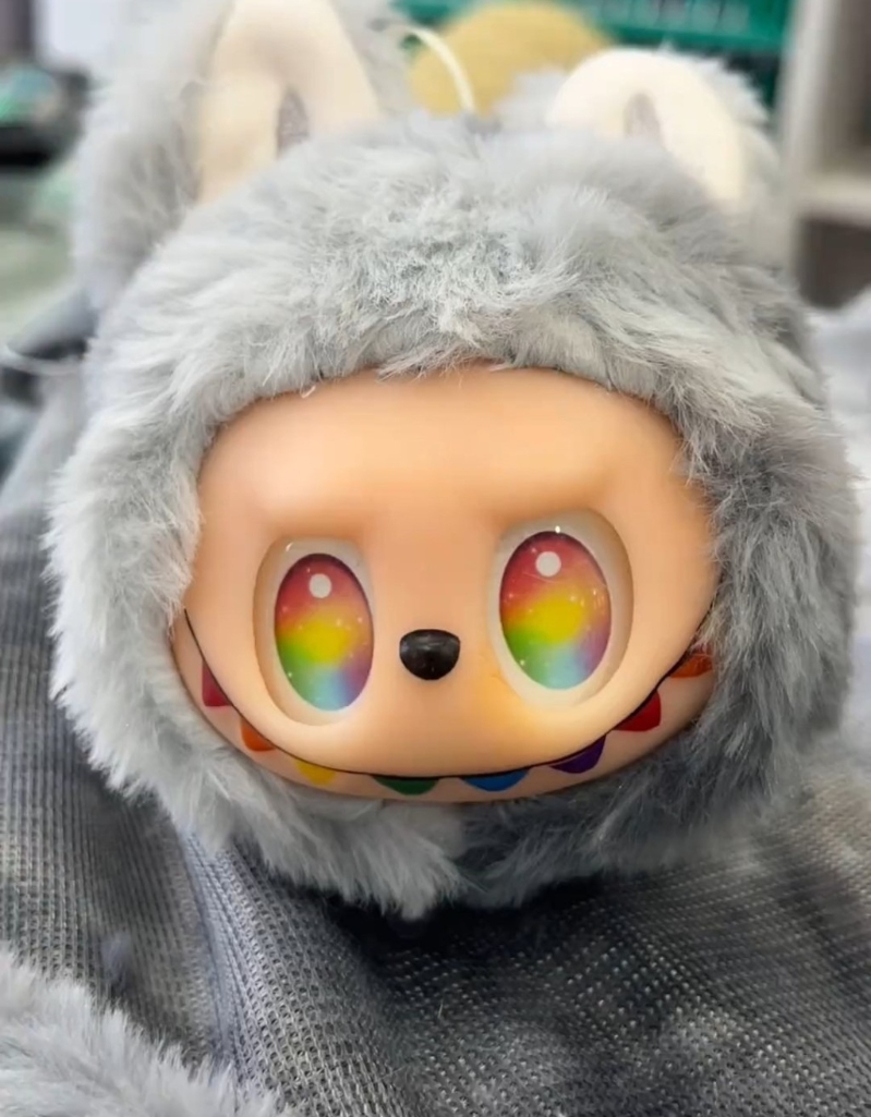女网民父亲制作LABUBU公仔。 抖音@美团骑手0516 女网民父亲制作LABUBU公仔。 抖音@美团骑手0516