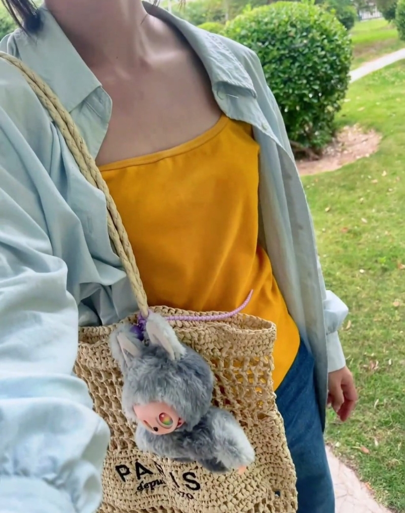 女网民将父亲作品挂在袋边。 抖音@美团骑手0516 女网民将父亲作品挂在袋边。 抖音@美团骑手0516