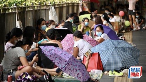 外佣欠债连累雇主遭滋扰的事件近年时有发生,当局正视问题,将作出相关咨询。 外佣欠债连累雇主遭滋扰的事件近年时有发生,当局正视问题,将作出相关咨询。