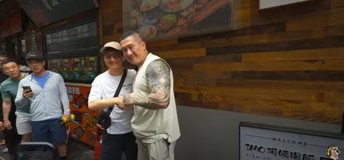 台网红“馆长”游上海 台网红“馆长”游上海