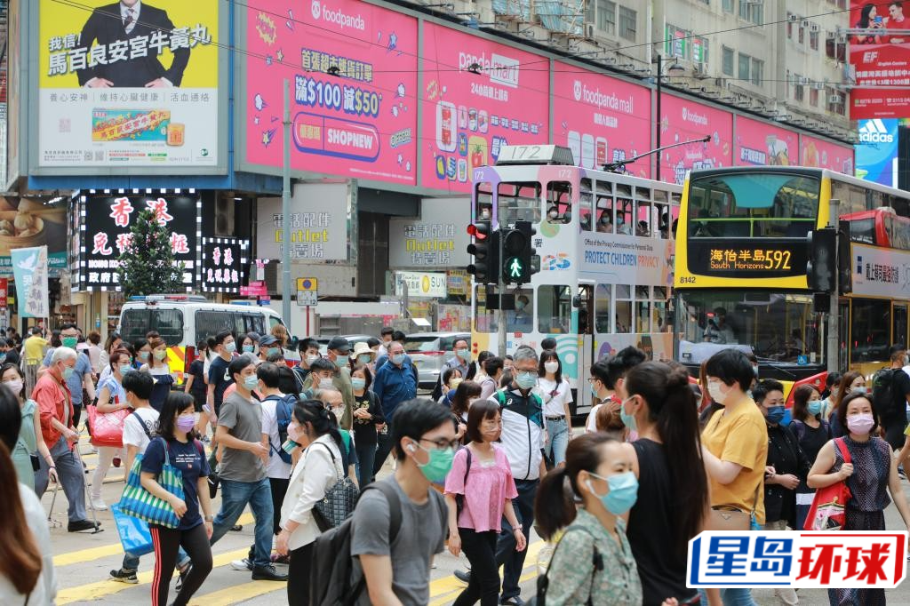 香港约有36万名外佣,协助港人家庭照顾老幼,并打理家务。 香港约有36万名外佣,协助港人家庭照顾老幼,并打理家务。